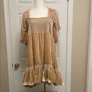 Ladies velvet top
Free People